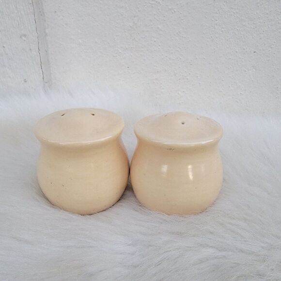 Vintage Pfaltzgraff Salt and Pepper Shakers Biege Stoneware Round Wide - Picture 1 of 4
